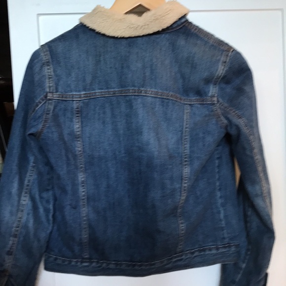 Kids gap jean jacket with fuzzy inside - Picture 2 of 2